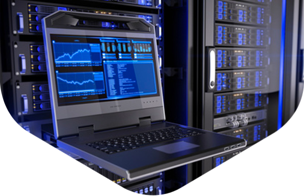 Dans une pièce sombre éclairée de bleu, un ordinateur portable affichant des graphiques de données bleus et du code est placé devant une baie de serveurs informatiques.