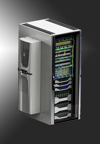 Une armoire serveur argentée avec un groupe de refroidissement latéral intégré et des équipements réseau visibles à l'intérieur.