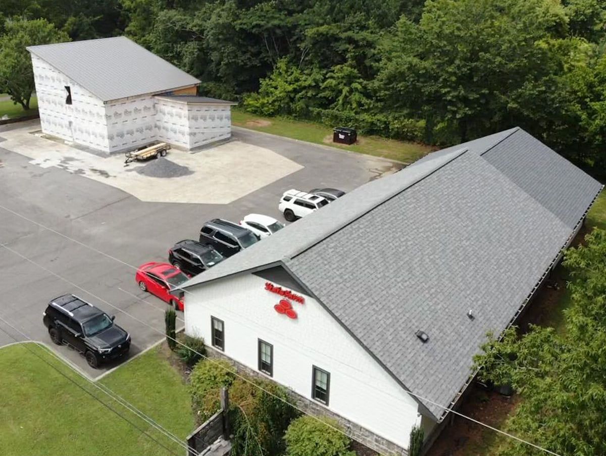 An advertisement for a roofing company that says call for free estimates