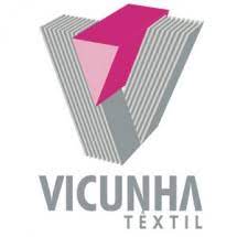 Logotipo da Vicunha Textil: Tecido cinza sobreposto com triângulo de destaque em rosa e magenta, texto cinza abaixo.