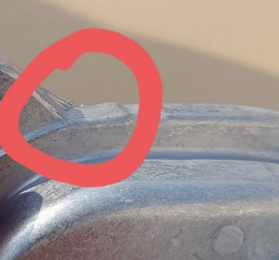 Controlli e sbavature su varie tipologie di particolari in metallo prima