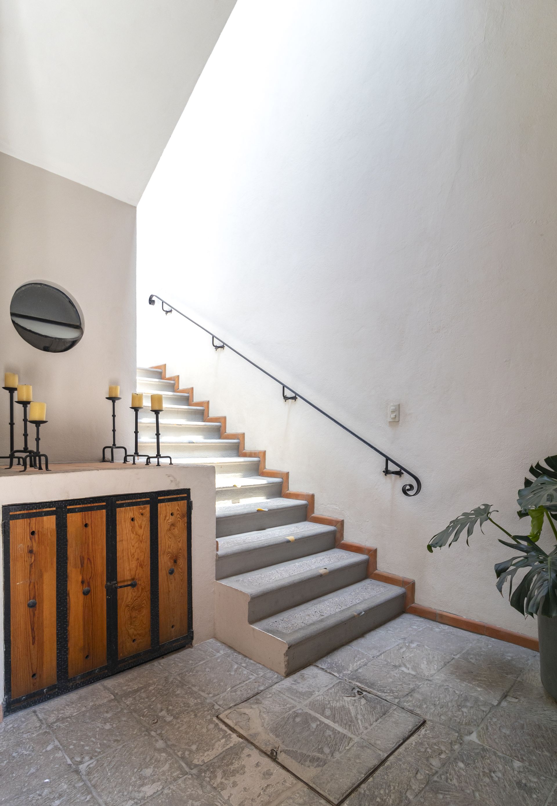 Un conjunto de escaleras que conducen al segundo piso de un edificio