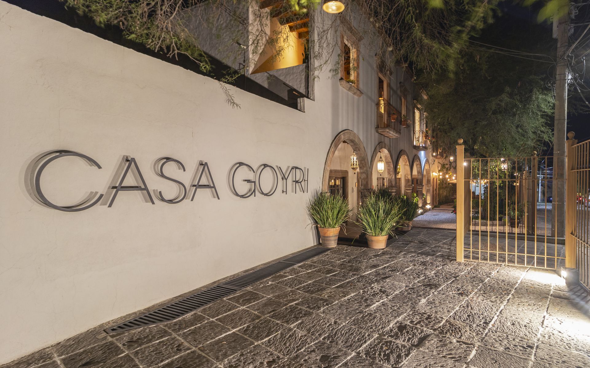 A white wall with the word casa written on it