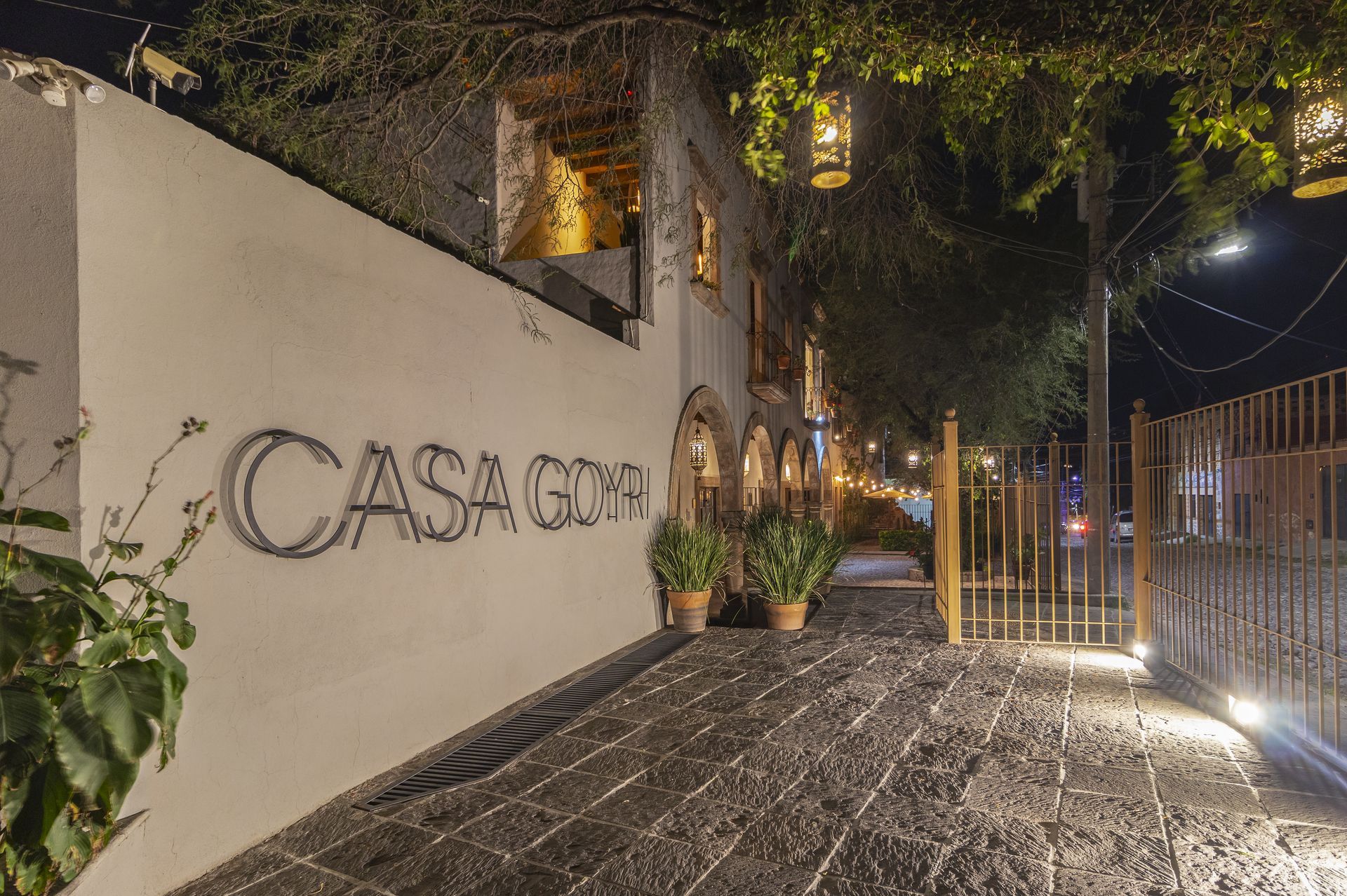 A white wall with the word casa written on it at night.