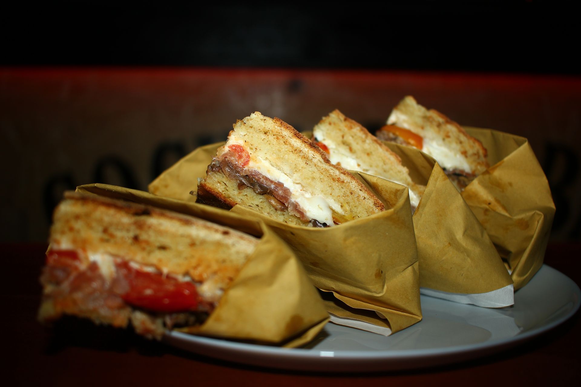 tre hamburger sono seduti su un tavolo di legno.