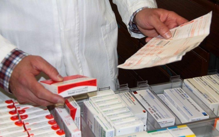 farmacista che prende medicinali