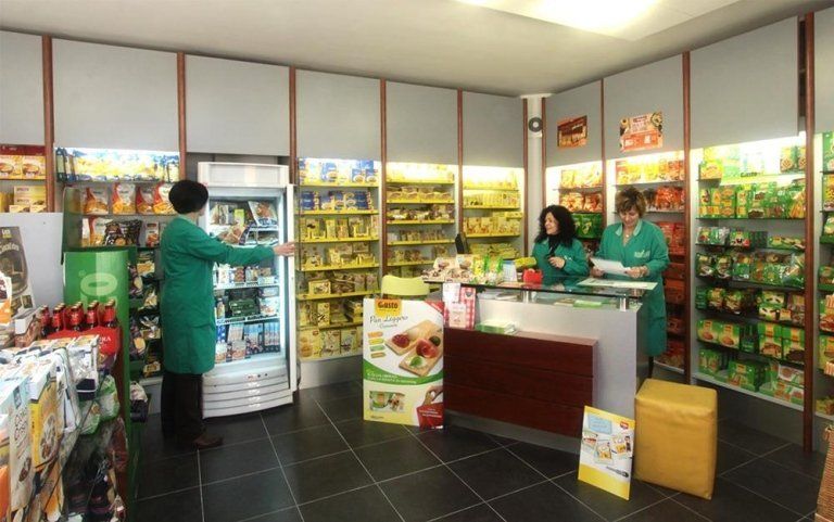 tre farmaciste al lavoro