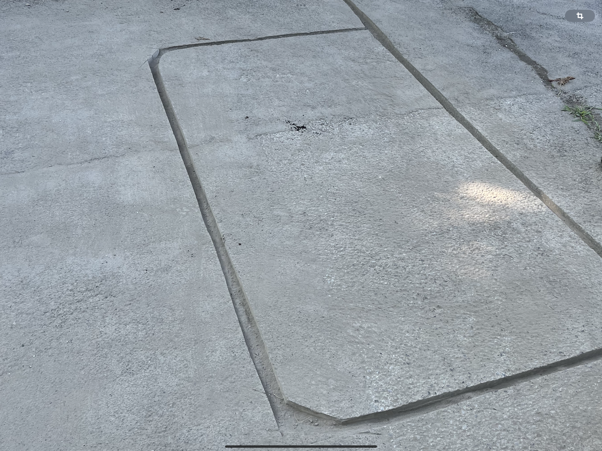 Une surface en béton avec un rectangle au milieu.