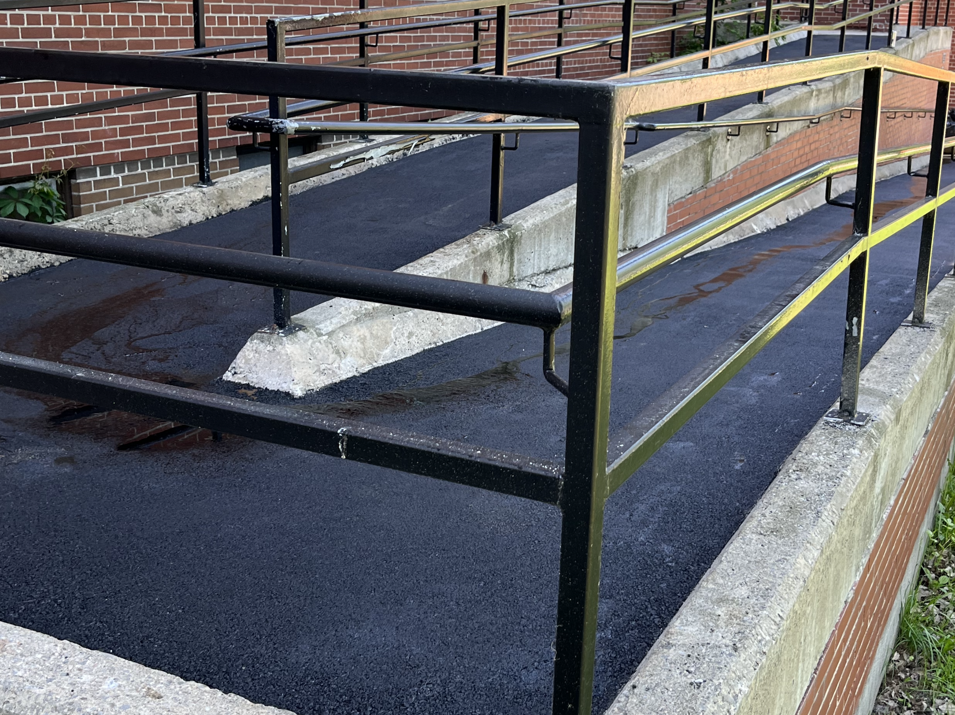 Une rampe avec une balustrade sur le côté