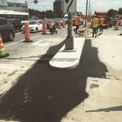 Un groupe d'ouvriers du bâtiment travaillent dans une rue.