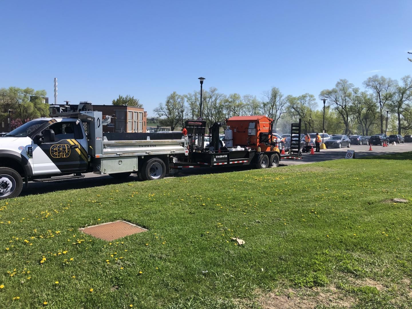 Une dépanneuse est garée dans un champ herbeux.
