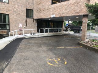 Il y a une place de stationnement pour personnes handicapées devant un immeuble.