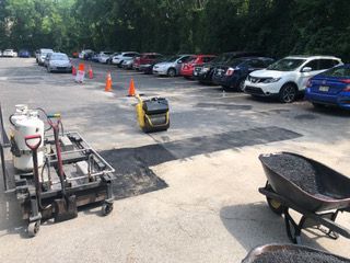 Un parking avec beaucoup de voitures garées.