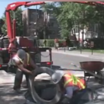 Un homme travaille sur un pneu sur le bord de la route.