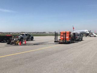 Un avion est chargé de bagages sur le tarmac d'un aéroport.