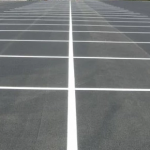 Un gros plan d'un parking avec des lignes blanches dessus.