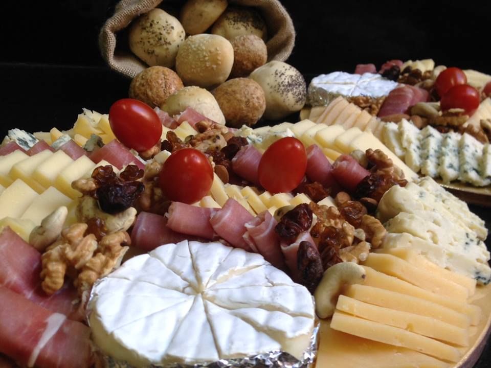 Picadas con dips y pancitos saborizados para 60 personas