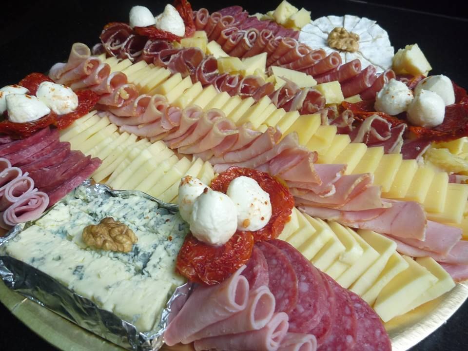 Picadas con dips y pancitos saborizados para 60 personas