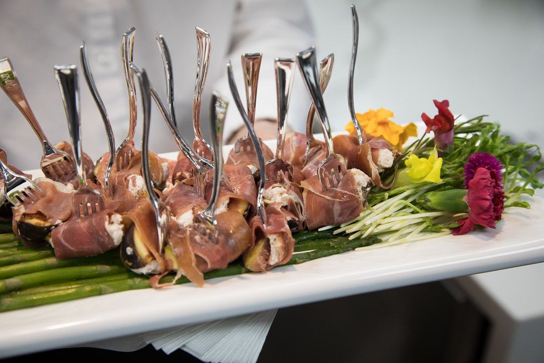Galletas cubiertas con crema blanca, garbanzos, hierbas y pimentón.