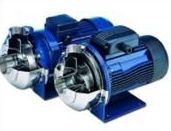 Un primer plano de una bomba de agua azul sobre un fondo blanco.