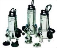 Un grupo de bombas sumergibles de acero inoxidable están ubicadas una al lado de la otra sobre un fondo blanco.