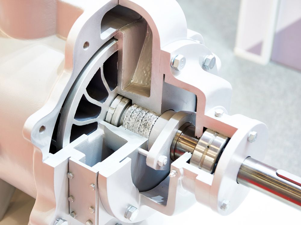 Un primer plano de una bomba cortada por la mitad que muestra su interior.