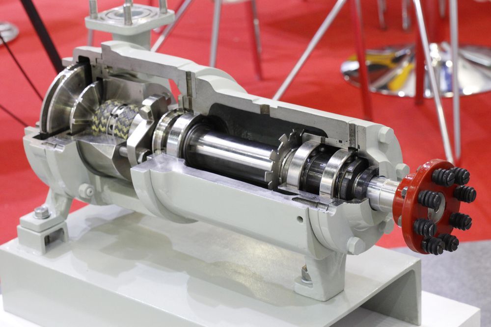 Un modelo de una bomba de agua cortada por la mitad sobre una mesa.