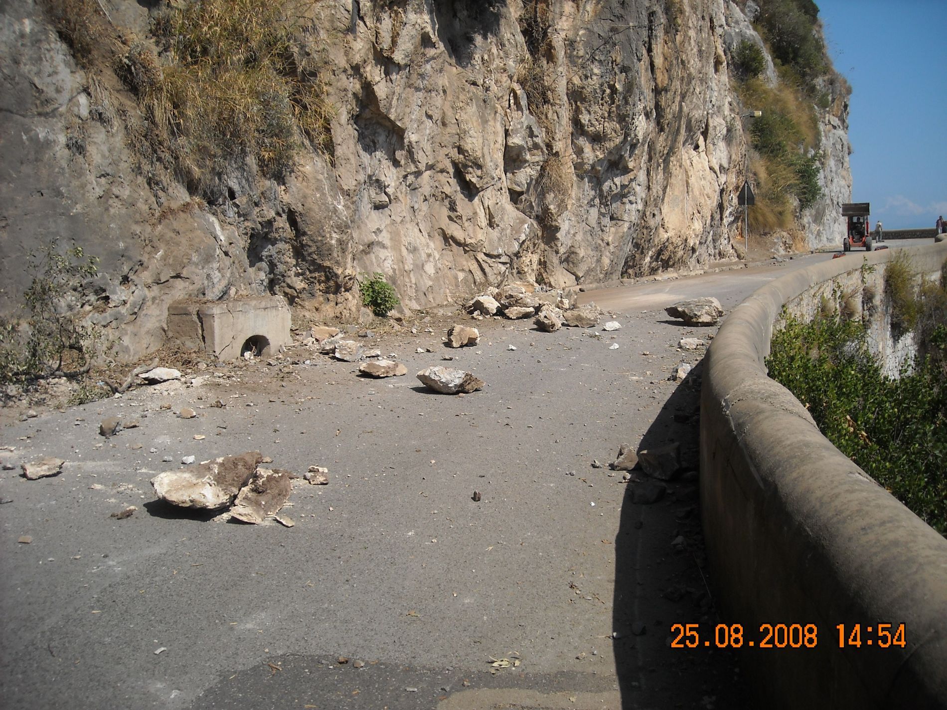 intervento di messa in sicurezza per caduta massi