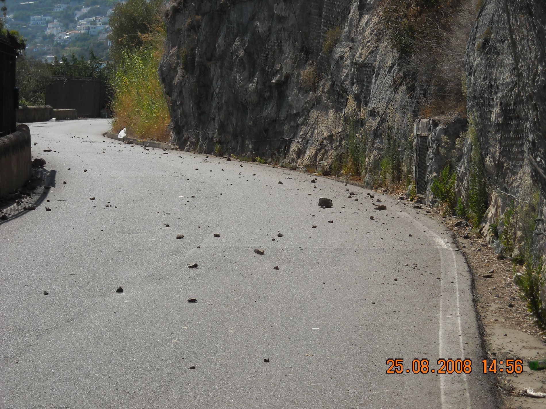 intervento di messa in sicurezza contro massi