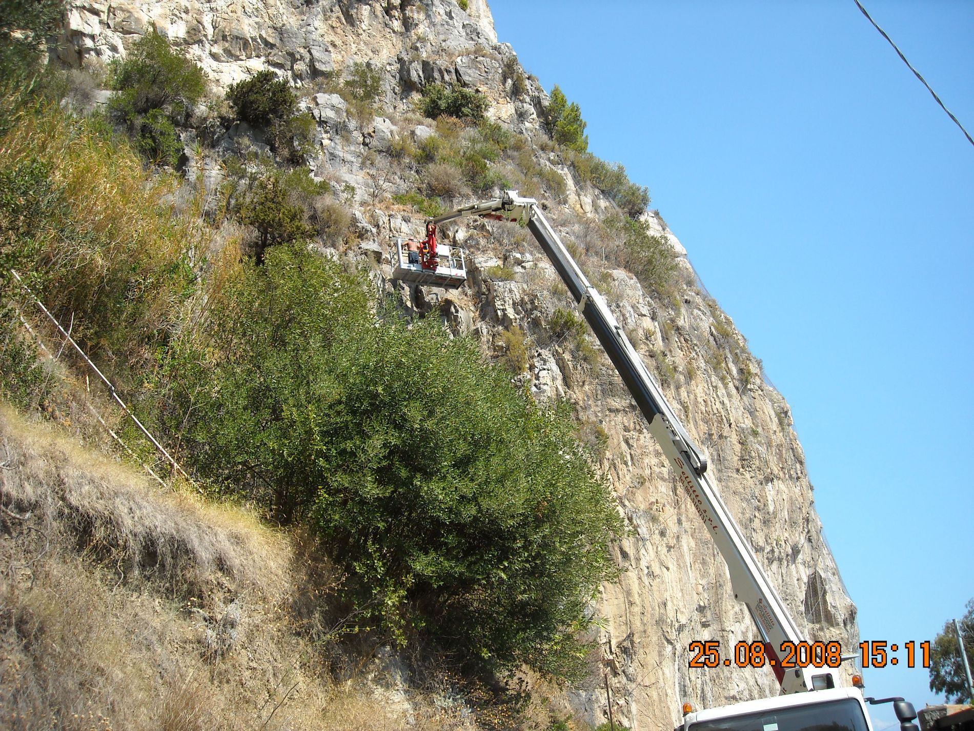 operai in alta quota durante un lavoro di messa in sicurezza