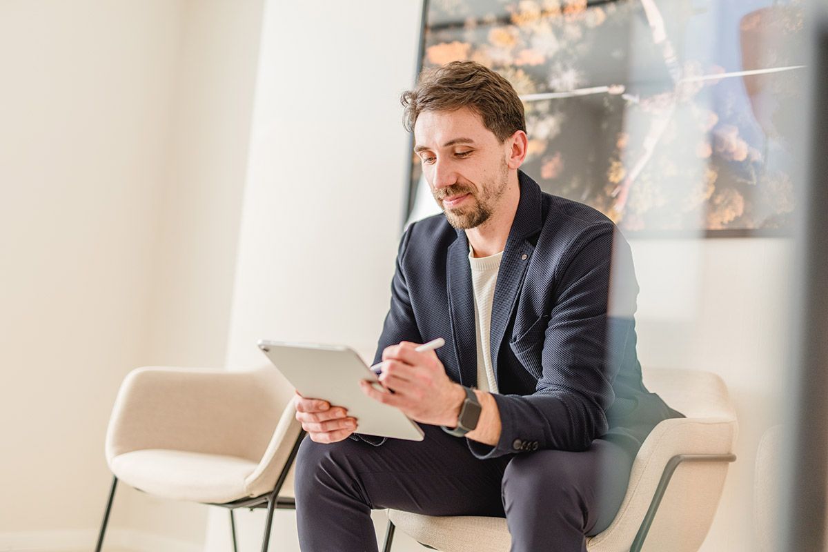 Patient macht die Anamnese am Tablet