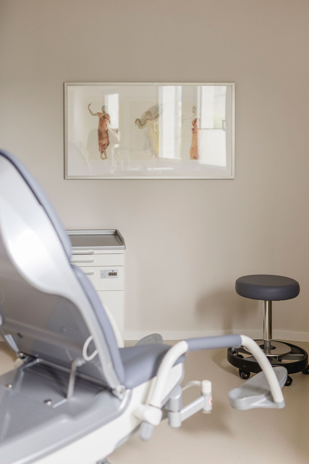 Leerer Gynäkologiestuhl im freundlichen Behandlungszimmer