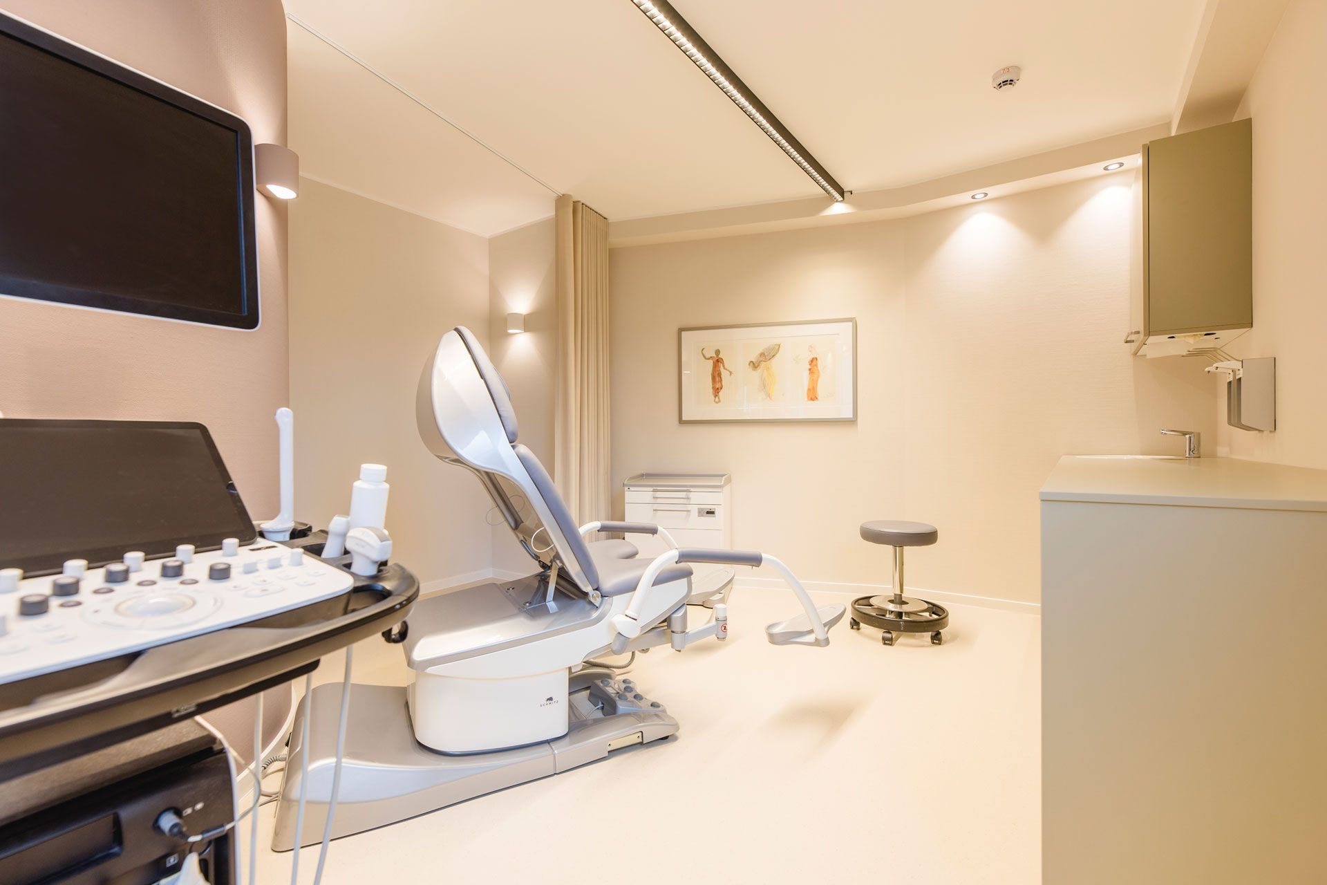 Behandlungsraum Gynäkologie, freundlich beleuchtet