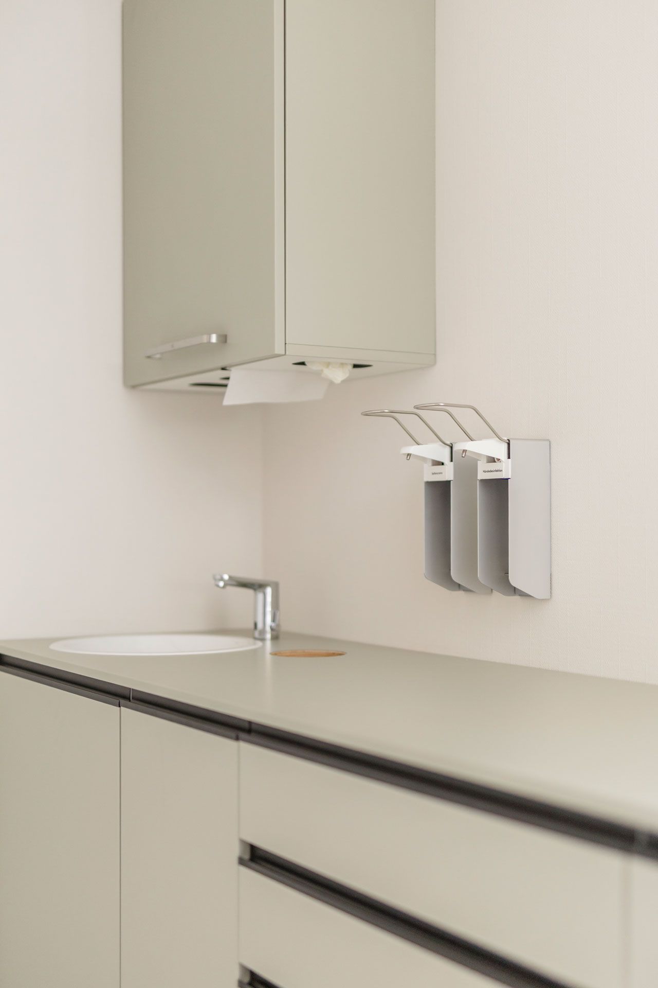 Hygienestation, Waschbecken, Seifen- und Desinfektionsmittelspender an der Wand, Papierhandtücher, steril aber freundlich