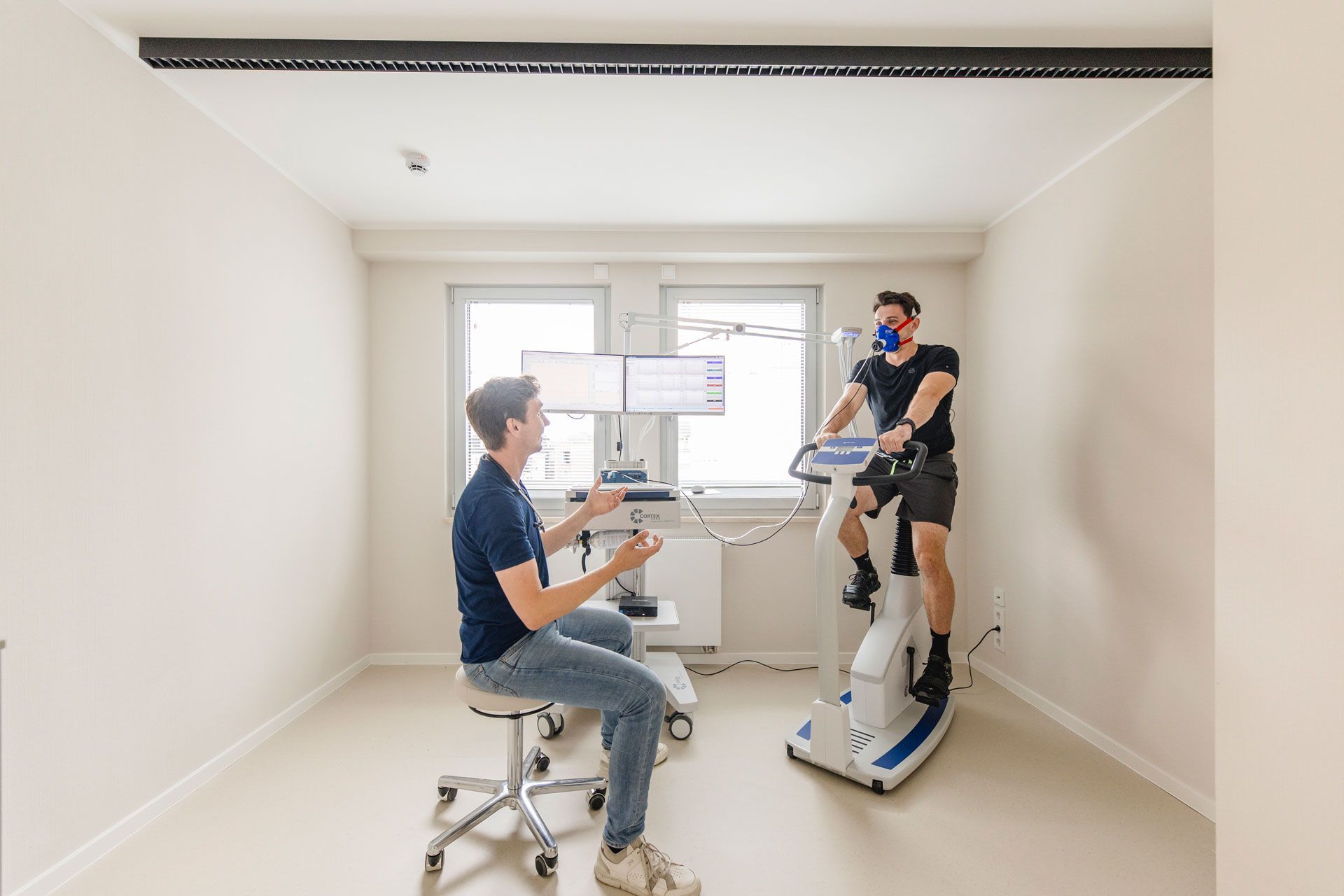 Behandlungszimmer mit einem EKG-Fahrrad: Spirorgometrie