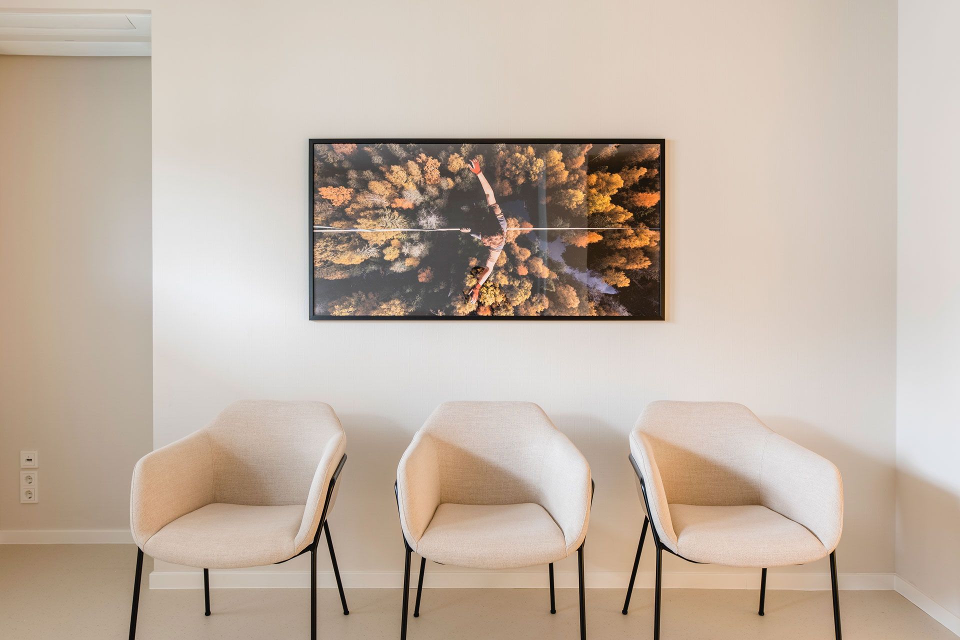 Ein Slagline-Bild von oben fotografiert im Wartezimmer