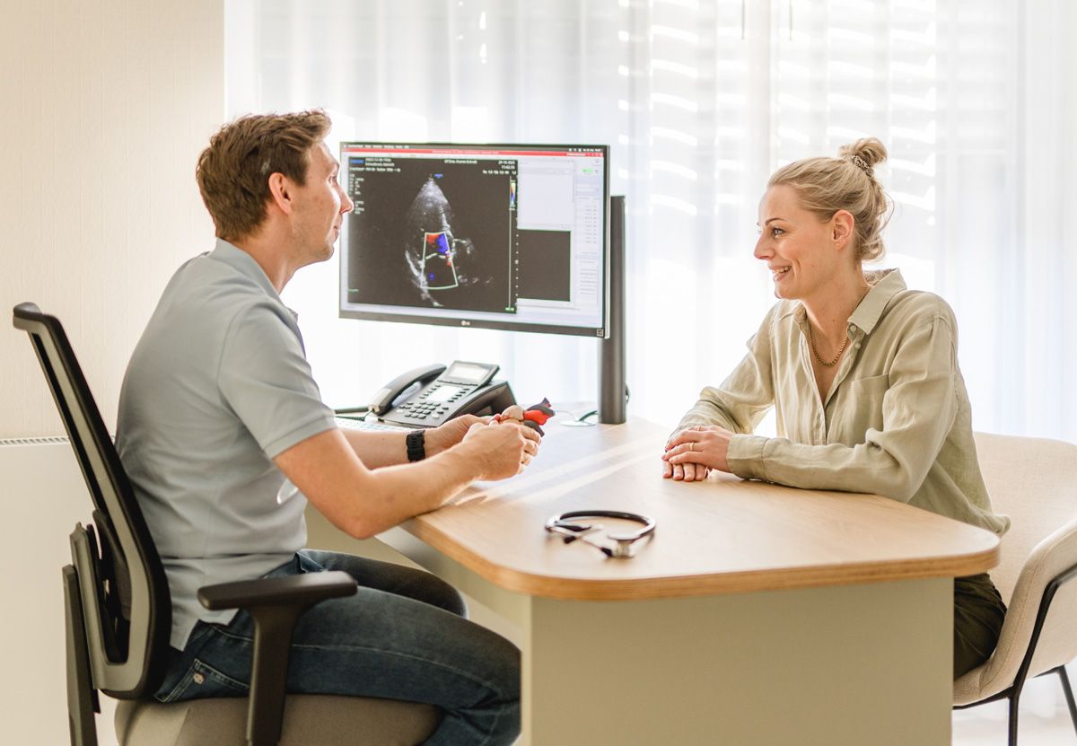 Arzt und Patientin führen ein Empfehlungsgespraech