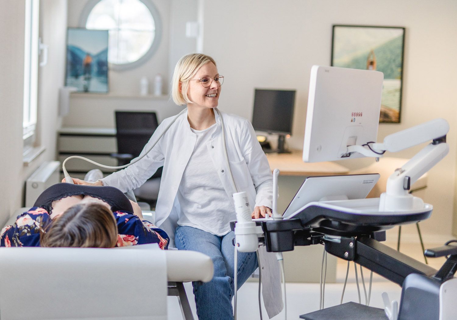 Frauenarztuntersuchungszimmer, Ultraschallgerät, Anschnitt eines Gynäkologiestuhls