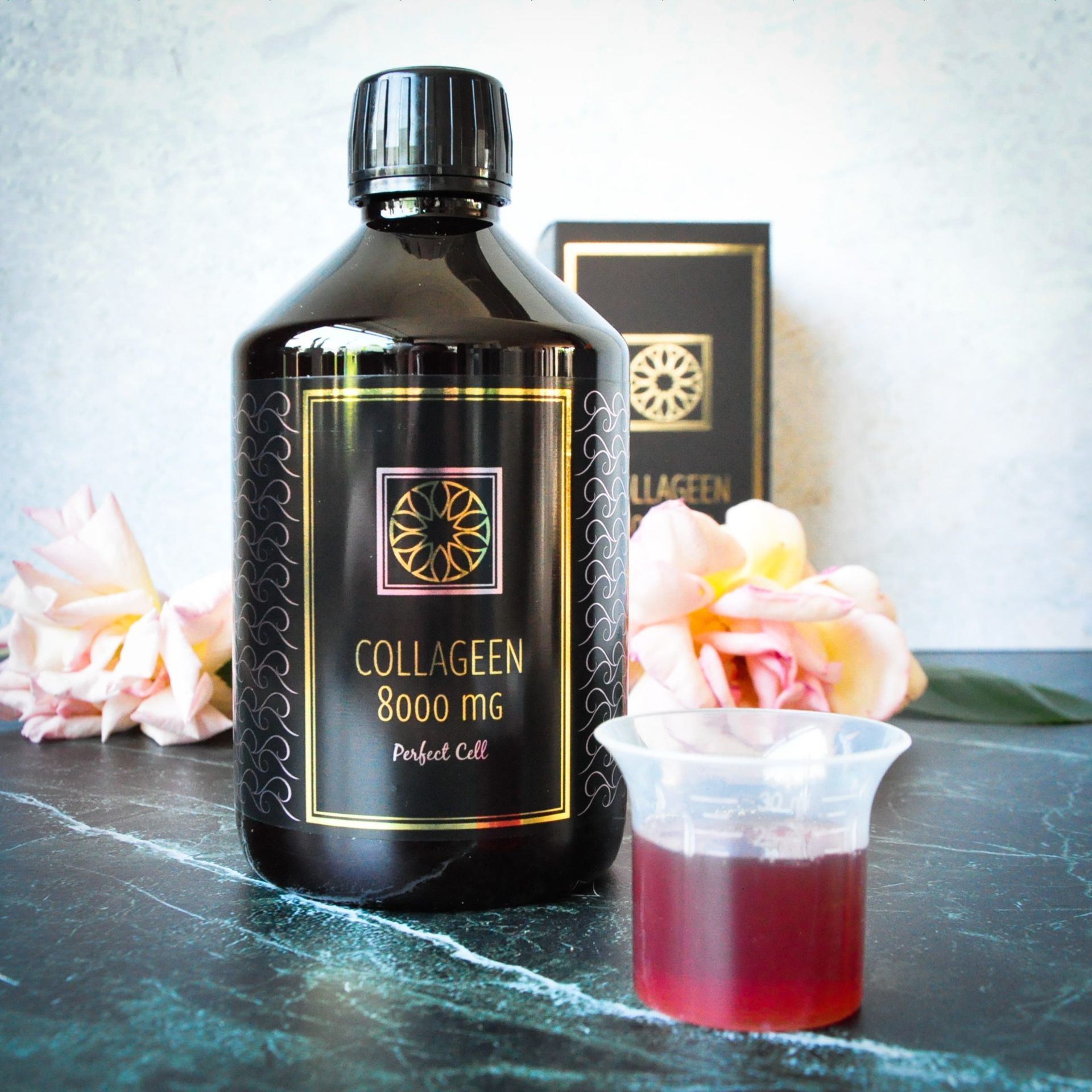 Een persoon houdt een zwarte fles collageen vast