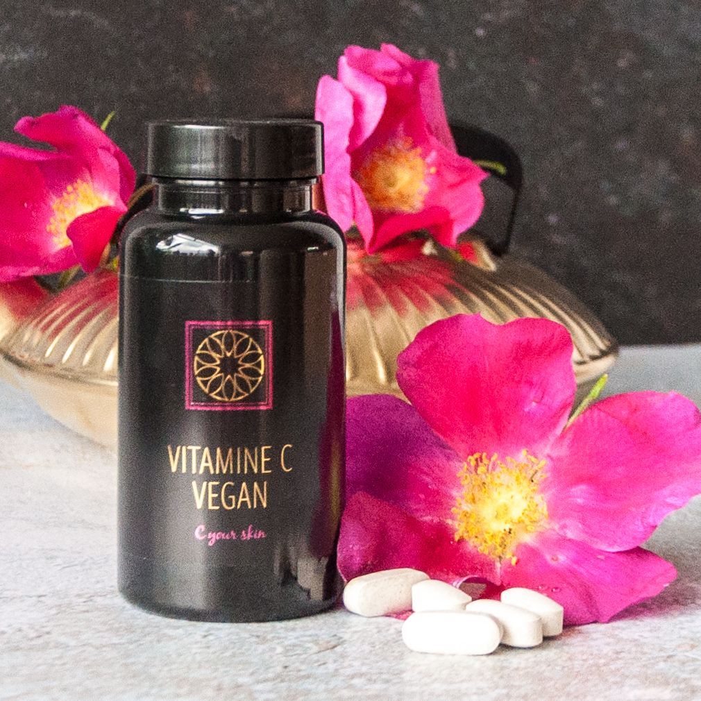 Een zwarte fles met veganistische vitamine C-capsules