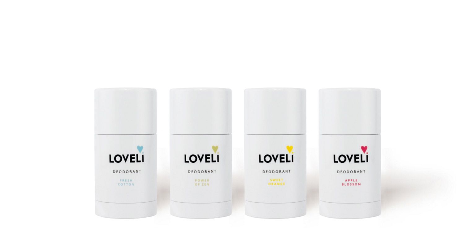 Vier flessen Loveli-deodorant staan op een rij op een witte achtergrond.