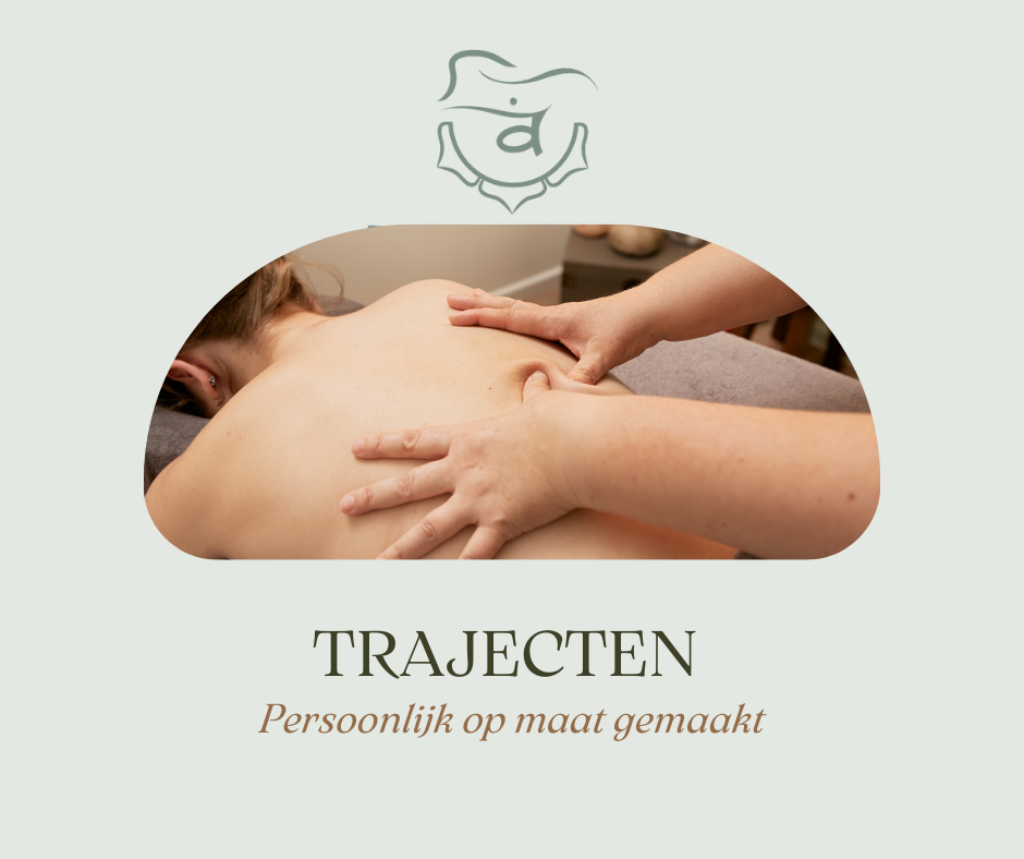 Een vrouw krijgt een massage.