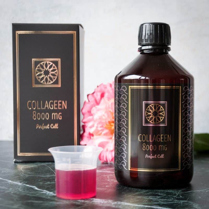 Een flesje collageen met een maatbeker ernaast