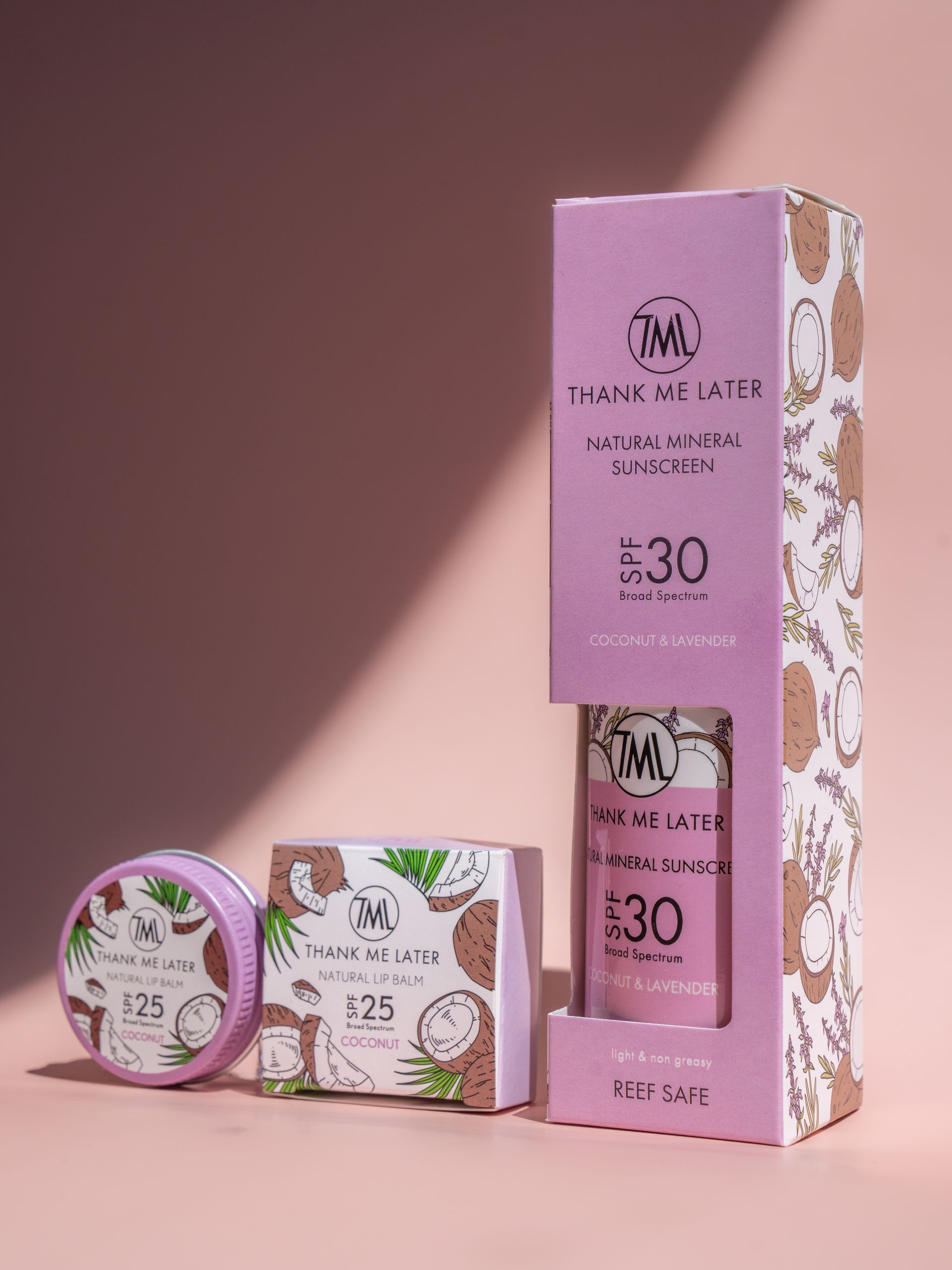 Een fles thank me later zonnebrandcrème naast een doos.