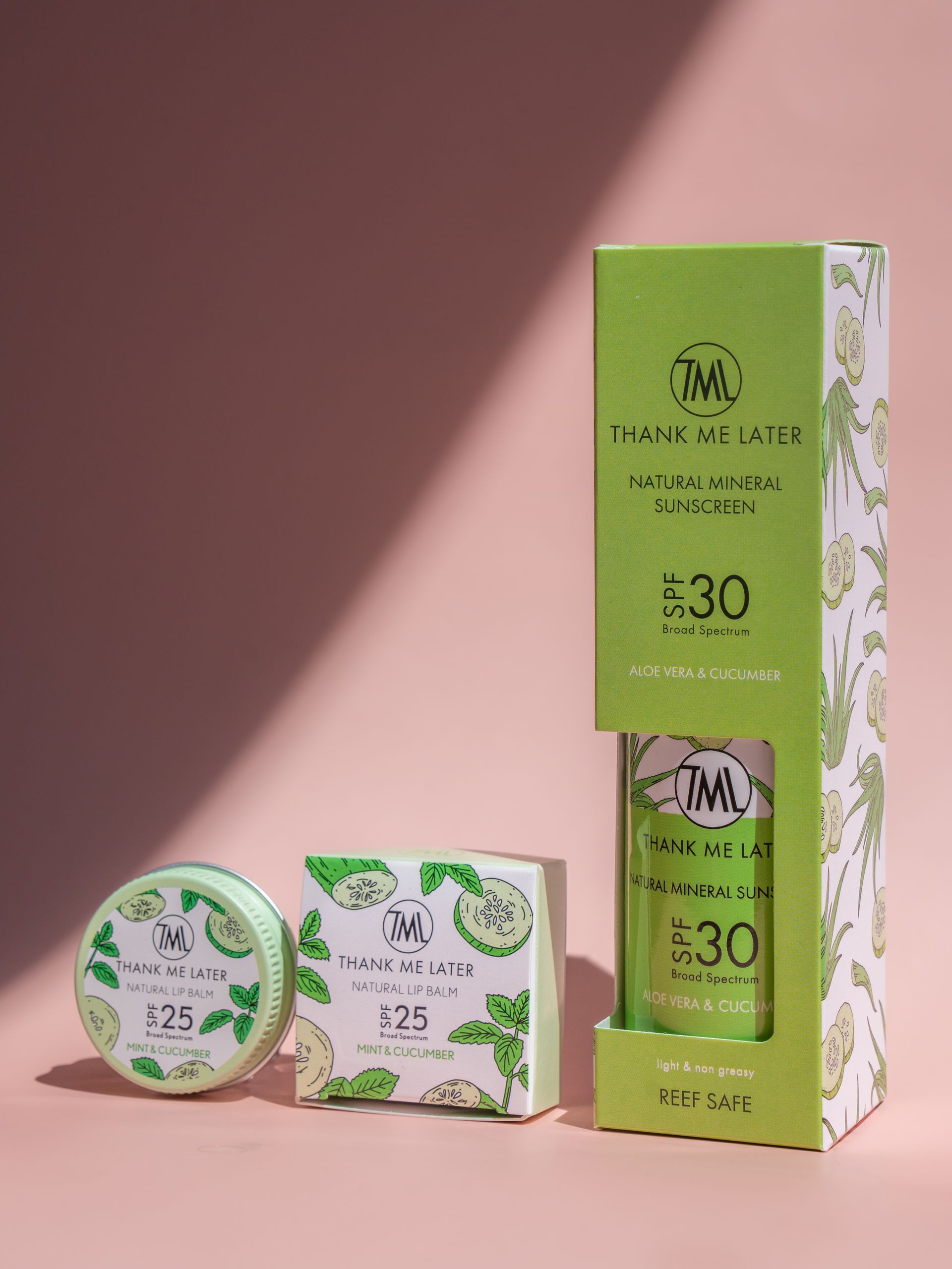 Een fles thank me later zonnebrandcrème naast de doos