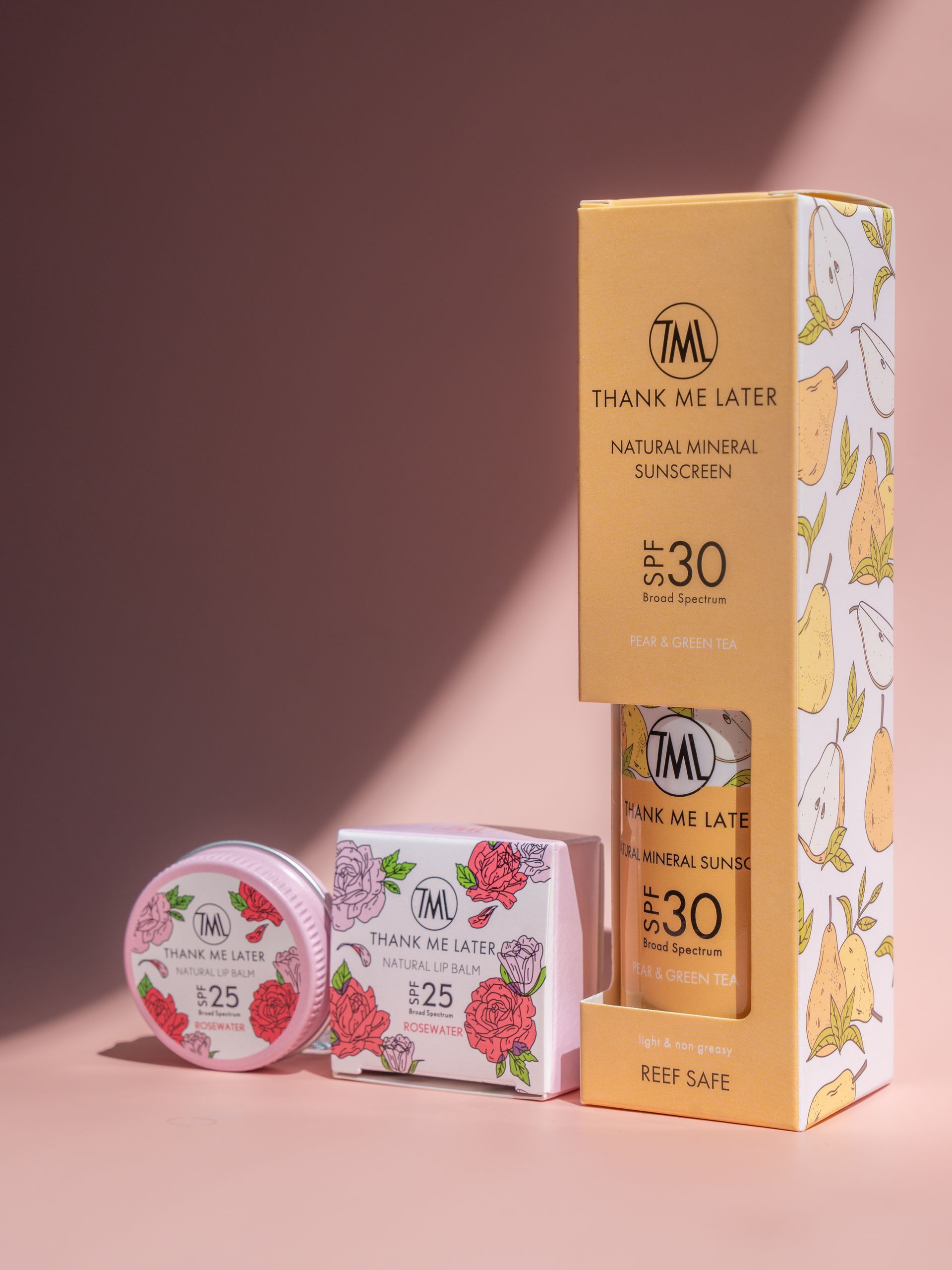 Een fles Thank Me Later zonnebrandcrème staat naast de doos.