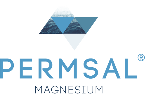 Het logo voor permsal magnesium bevat een afbeelding van de oceaan en de bergen.