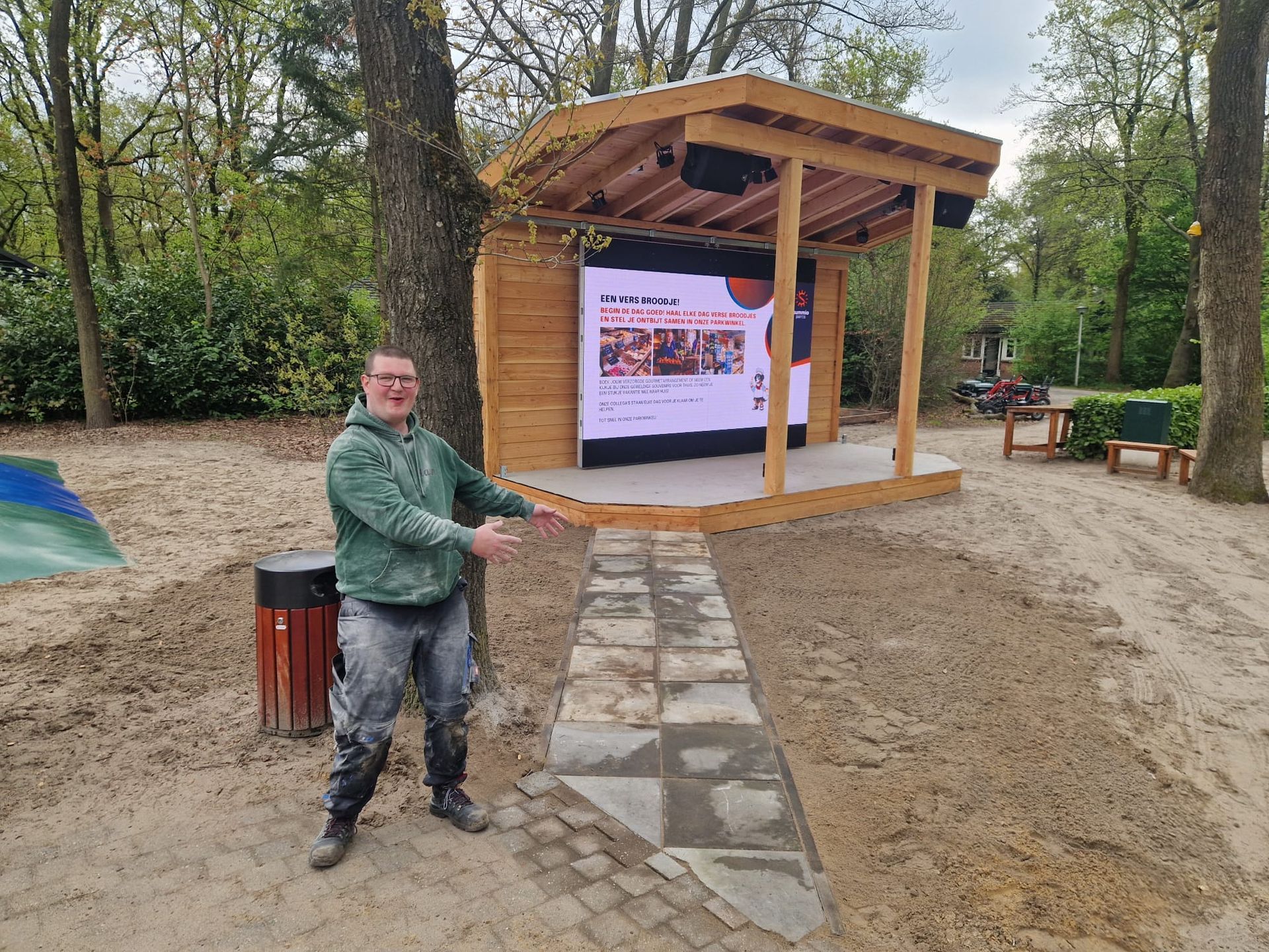 Nieuw pad gemaakt voor het nieuwe podium op Summio park Heihaas in Putten . Dagbesteding Samen102