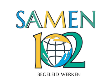 Een logo voor samen 102 met een wereldbol en wijzers
