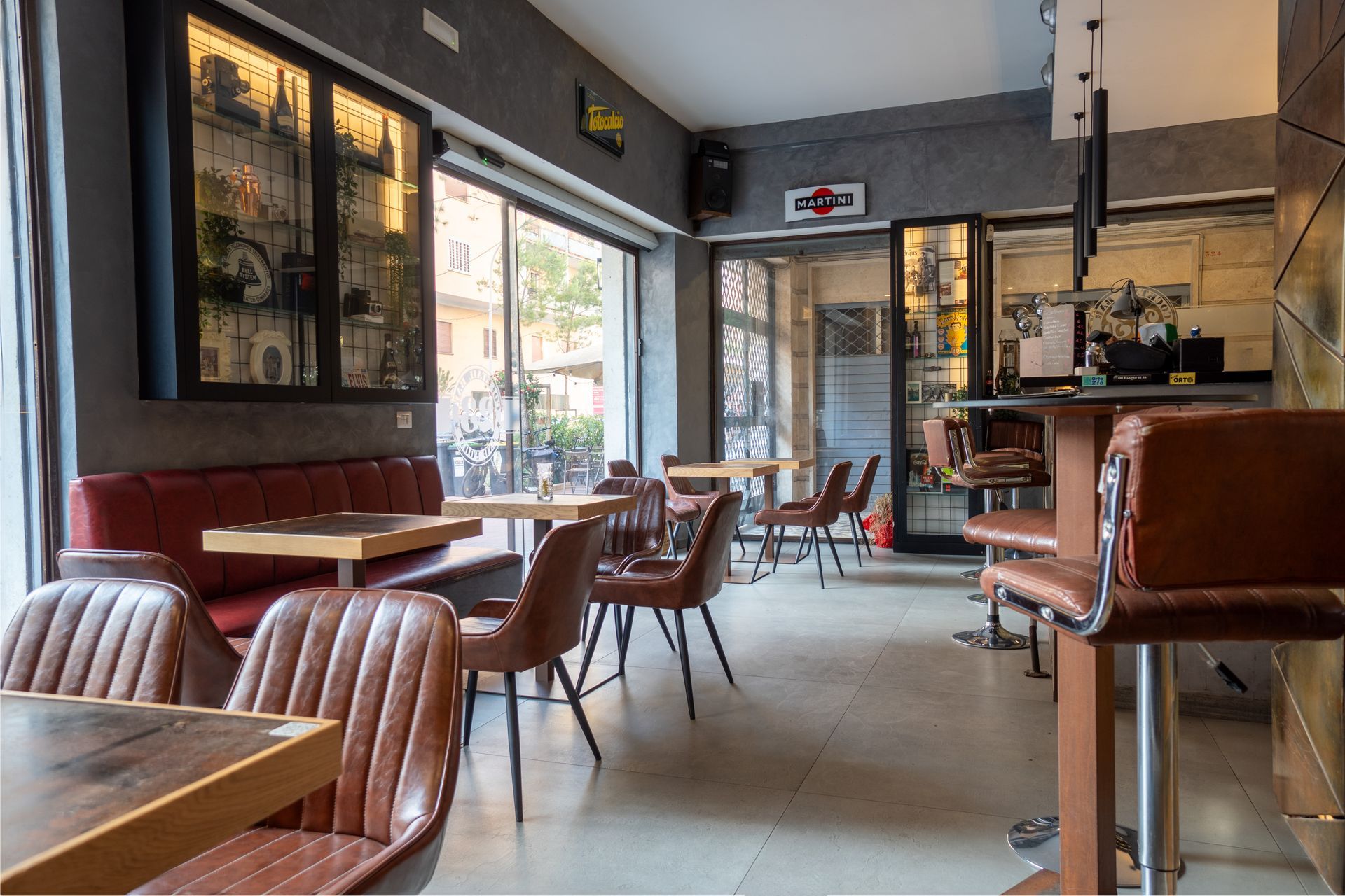 Una vetrina piena di ciambelle e pasticcini in una panetteria.